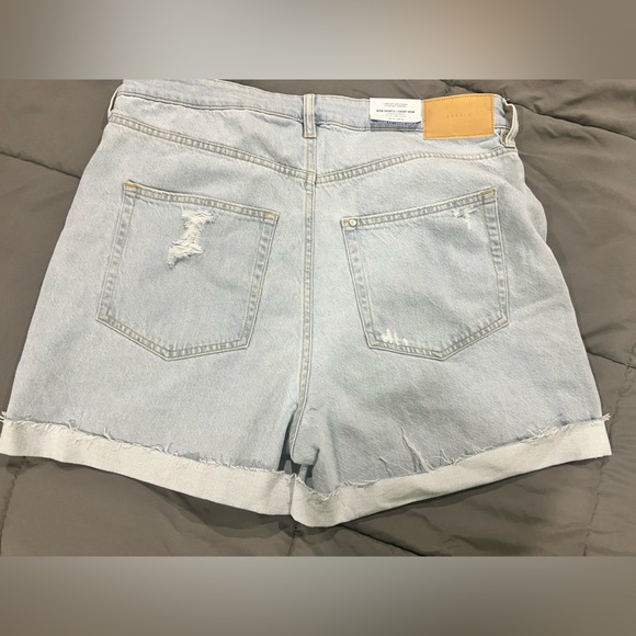 Women’s H&M mom shorts 14 new NWT distressed‎ - Picture 2 of 12